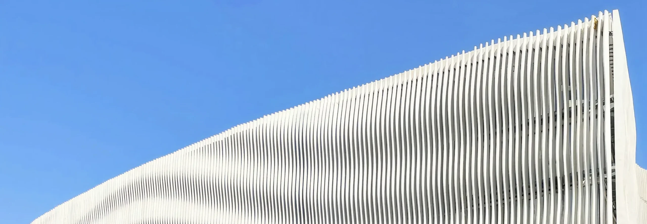 Architecture moderne à façade ondulée – Home