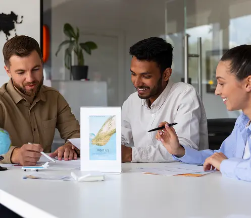 Équipe professionnelle en réunion de travail et conseil autour d’un projet