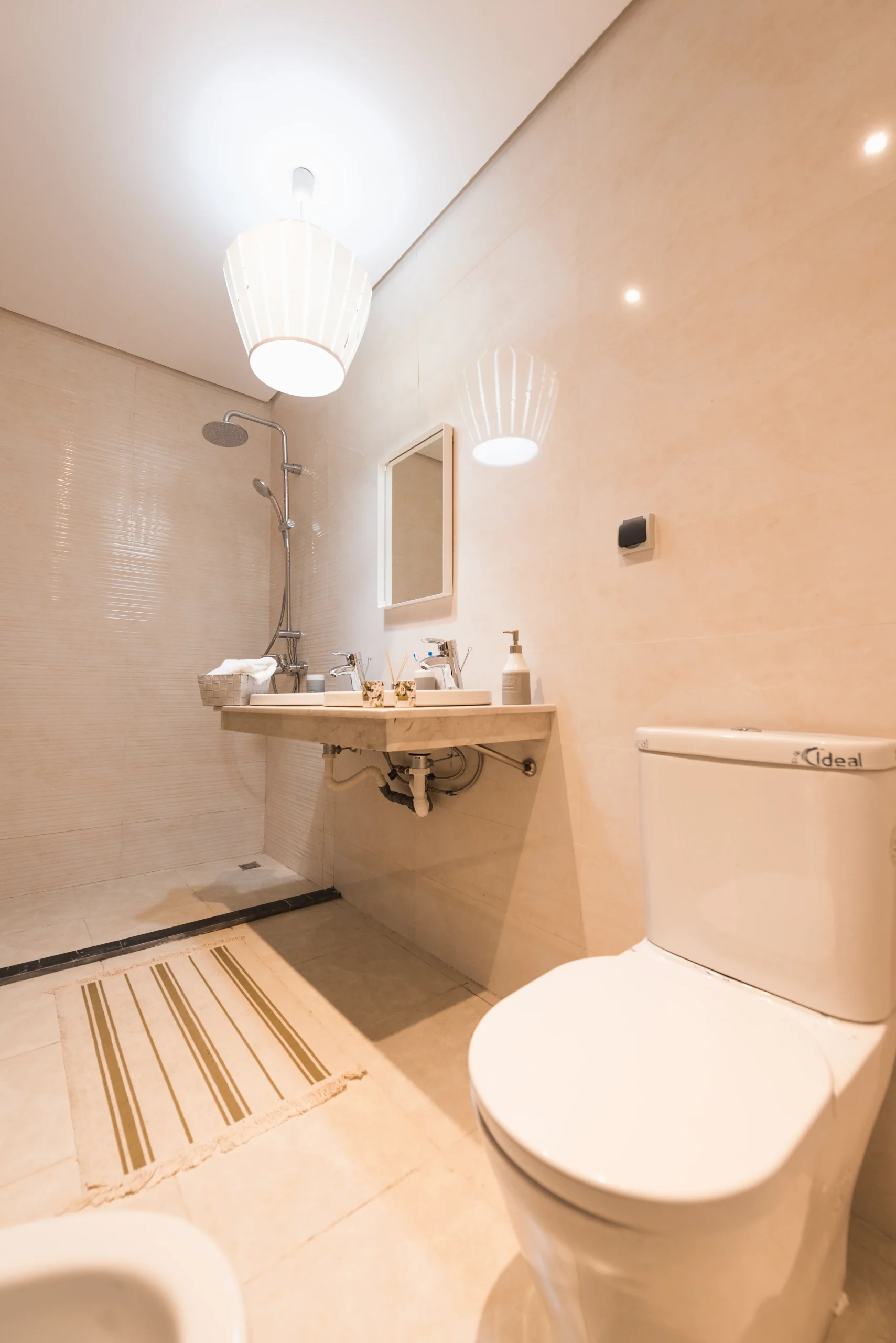 Salle de bain avec douche, lavabo et WC dans appartement moderne à Oujda