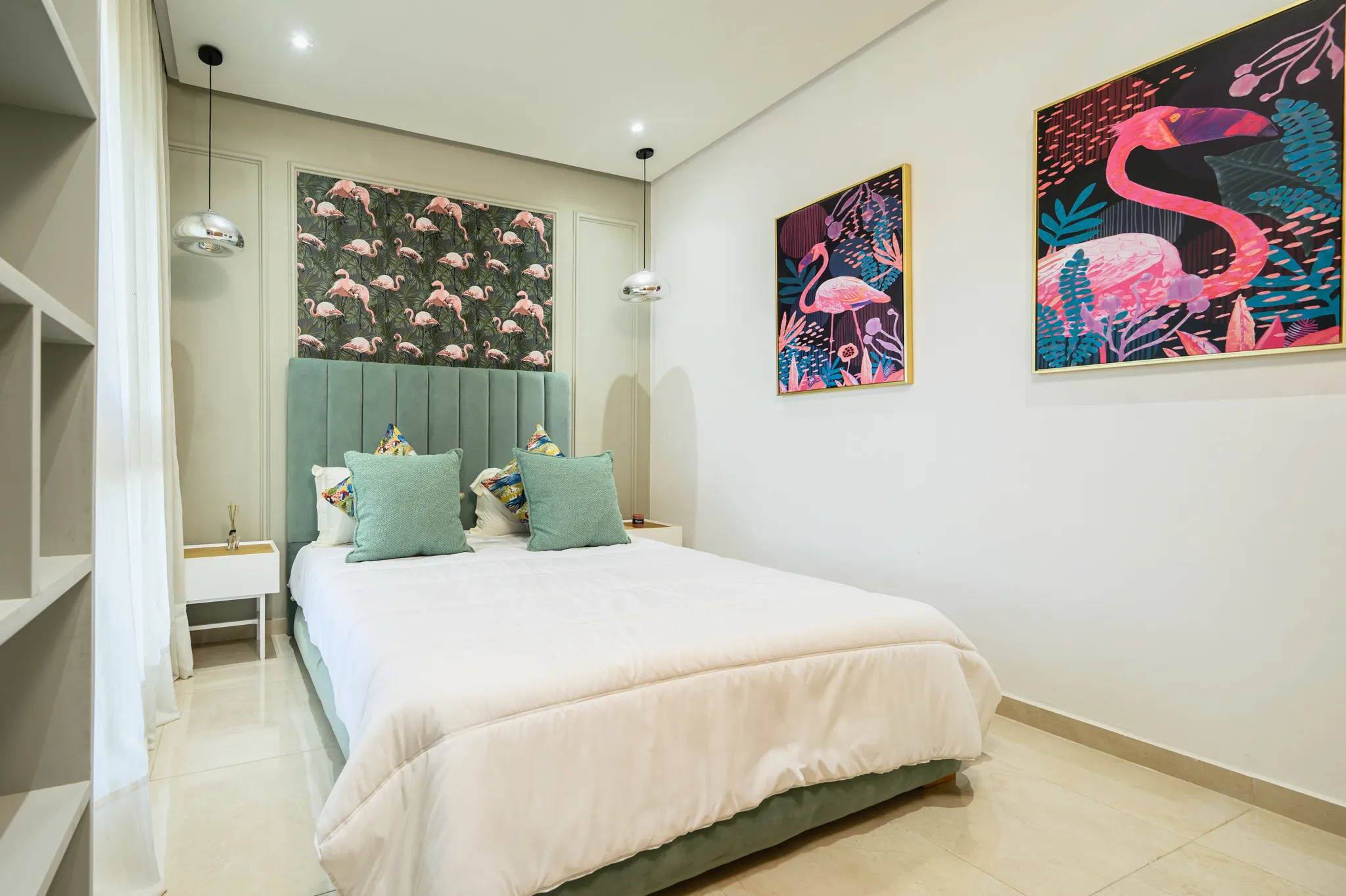 Suite parentale avec grand lit, éclairage suspendu moderne et rangements intégrés pour un confort optimal.