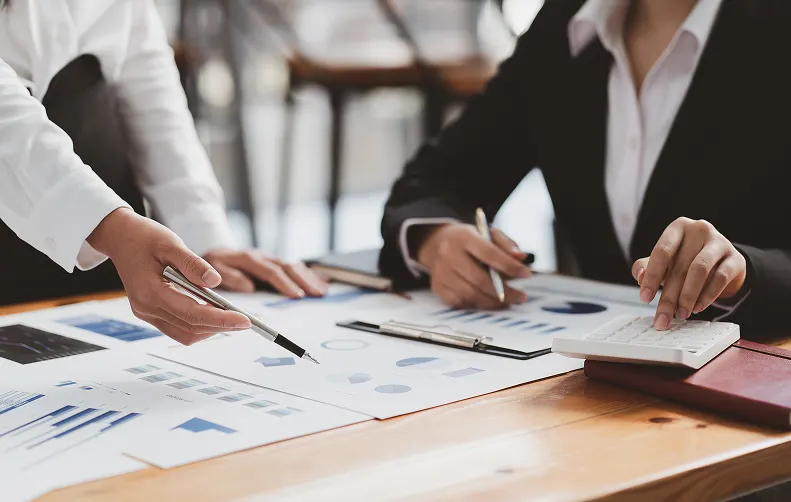 Professionnels analysant des documents financiers dans un bureau d’entreprise