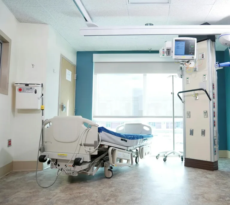 Chambre d’hôpital moderne avec lit médicalisé et équipements de surveillance