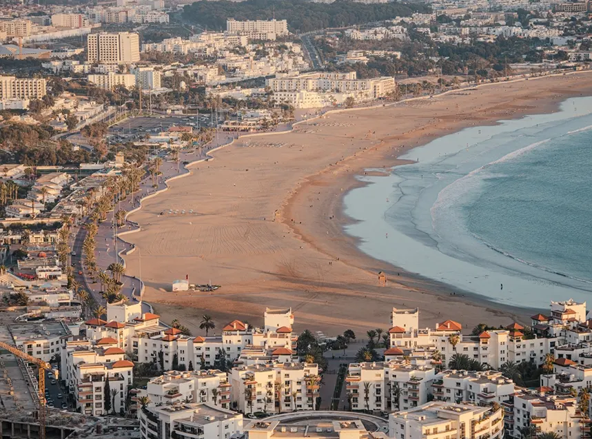 Vue aérienne panoramique de la plage et du front de mer d’Agadir au Maroc