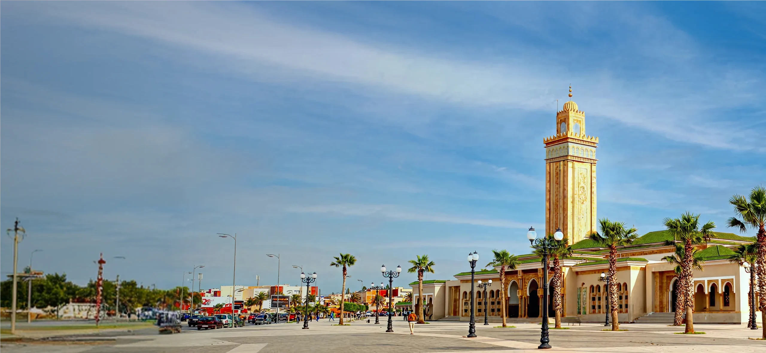 Vue de la Mosquée Mohammed VI à Oujda avec son minaret et son esplanade bordée de palmiers