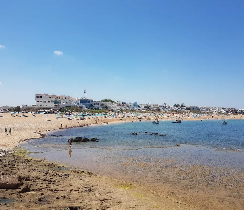 Vue sur la plage et la mer à Bouznika avec sable fin et littoral marocain