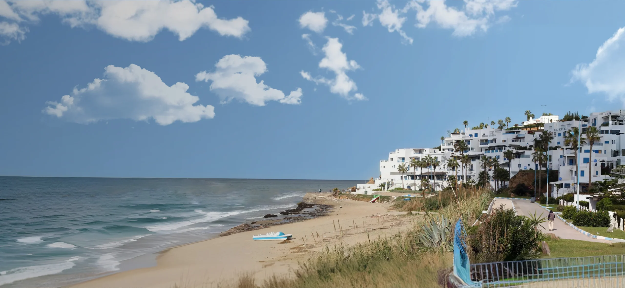 Plage de Cabo Negro avec les résidences touristiques et la mer Méditerranée