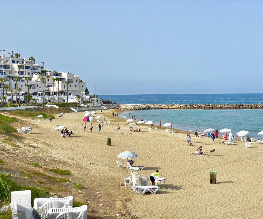 Plage de Cabo Negro avec résidences touristiques et mer Méditerranée