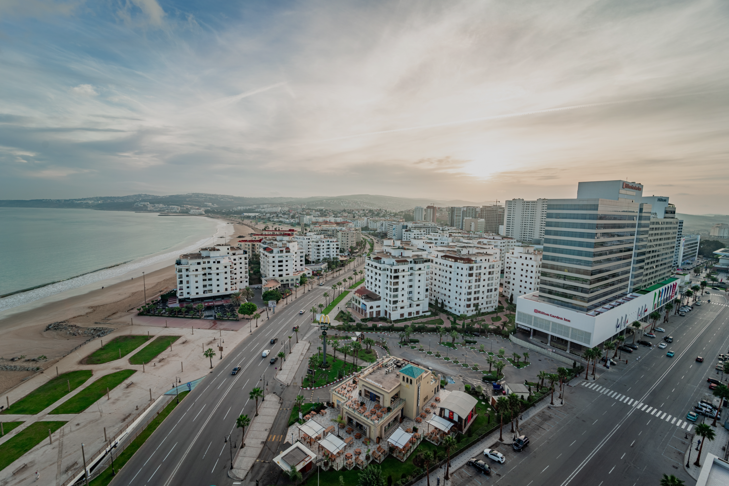 Panorama aérien de la Corniche de Tanger avec plage, hôtels et vue sur l’océan