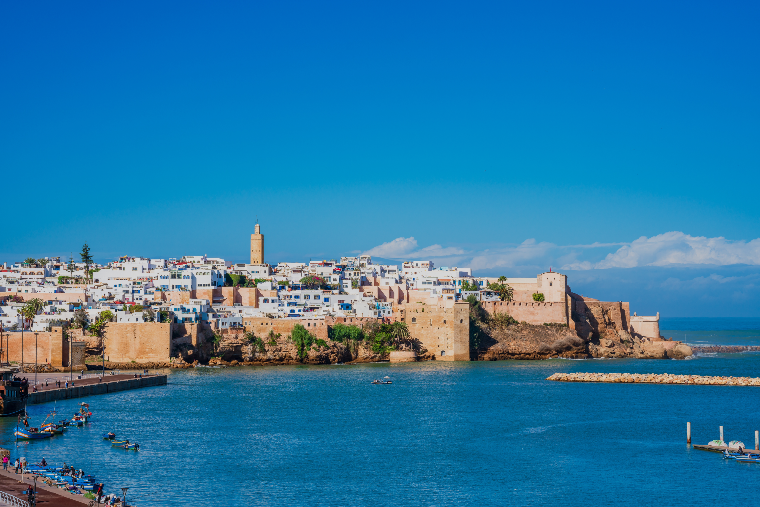 Panorama de la Kasbah des Oudayas à Rabat avec vue sur l’océan et les remparts historiques