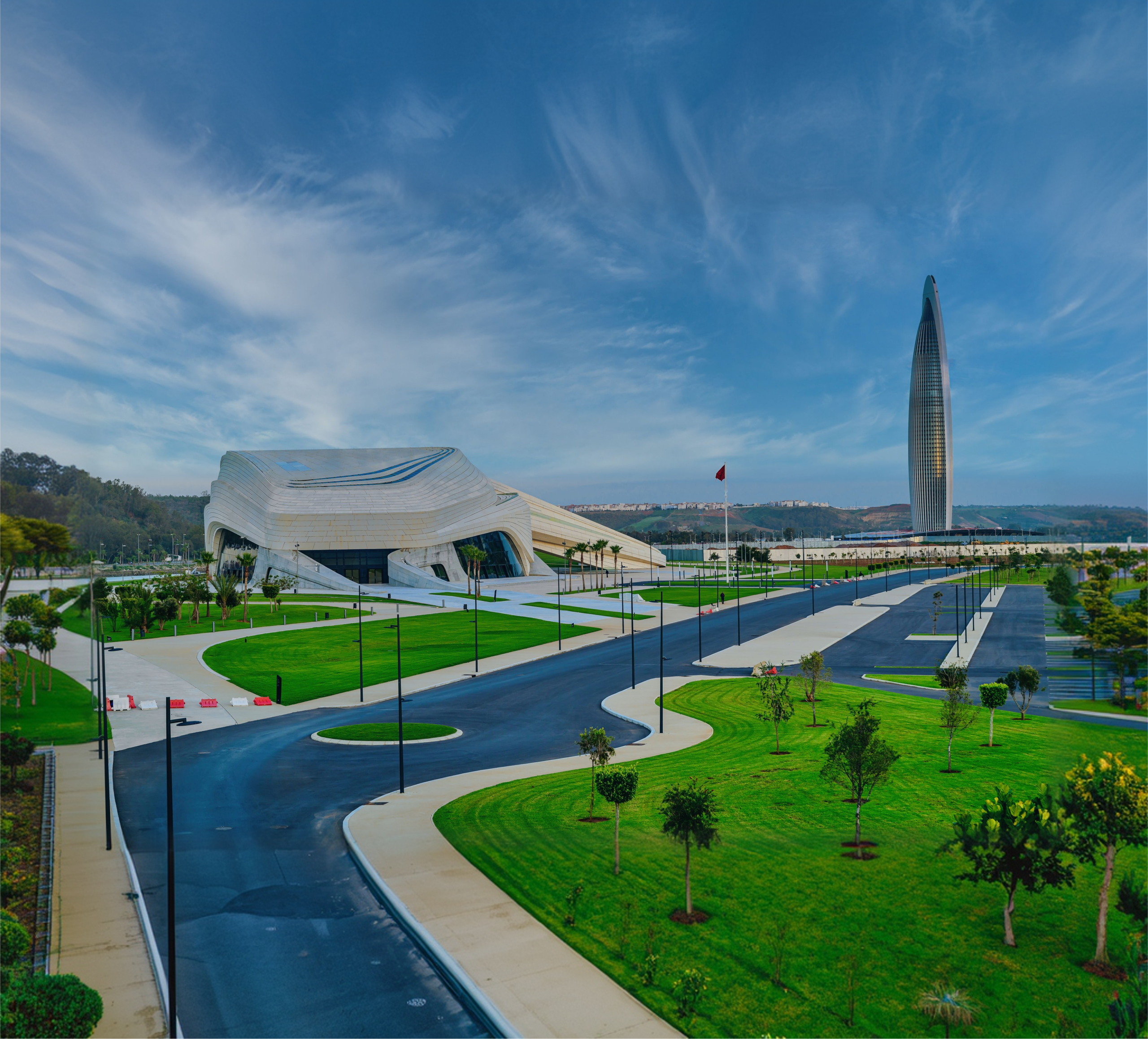 Vue moderne de la Tour Mohammed VI et du Grand Théâtre de Rabat entourés d’espaces verts