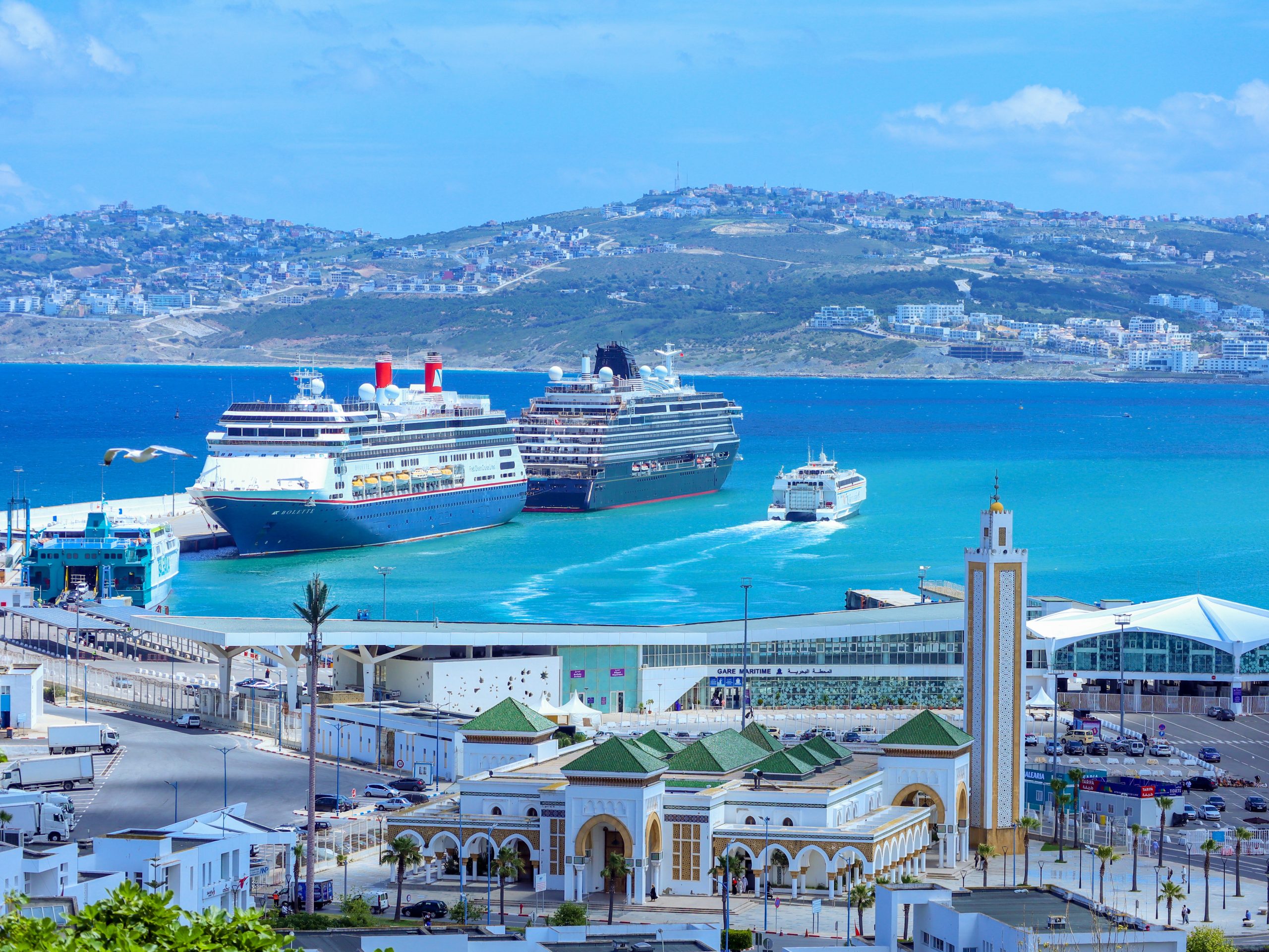 Vue du port de Tanger Ville avec des navires de croisière et la côte méditerranéenne