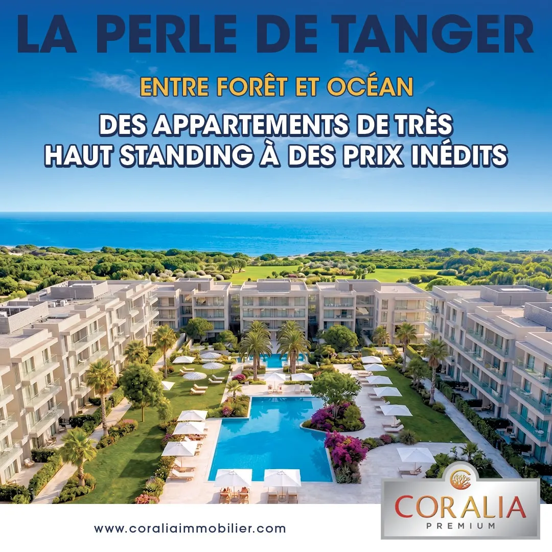 Résidence La Perle de Tanger entre forêt et océan, avec sa piscine centrale, ses parasols blancs et ses jardins face à la mer